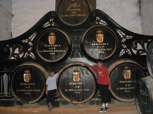 60- Devant les barriques du roi d'Espagne 
